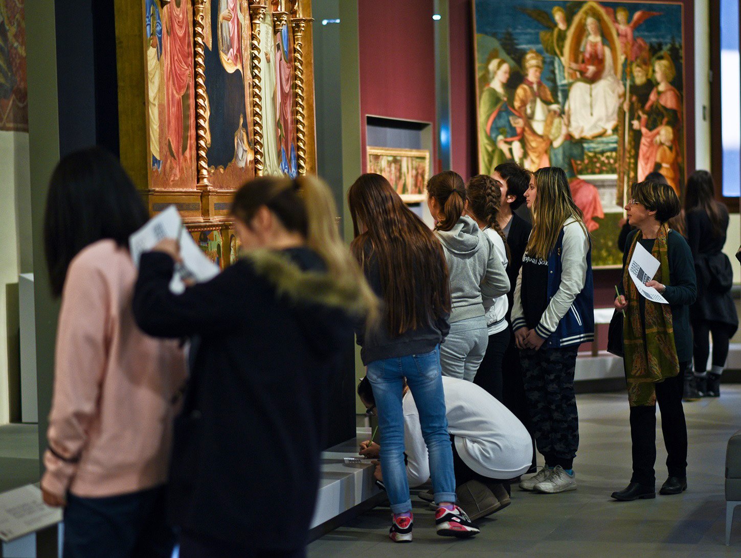Studenti in una sala del museo di Palazzo Pretorio